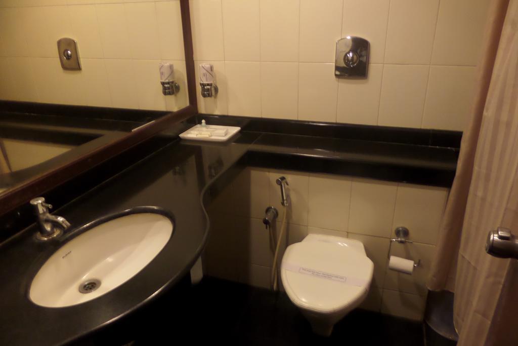 Hotel Elegance Kāladi Zewnętrze zdjęcie