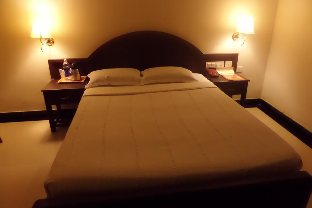 Hotel Elegance Kāladi Zewnętrze zdjęcie